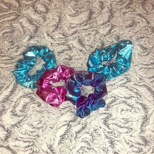 HOLOGRAPHIC SCRUNCHIES